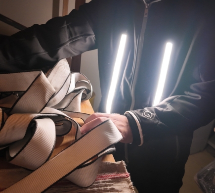 veste de travail intelligente intégrant des rubans lumineux et conducteurs.